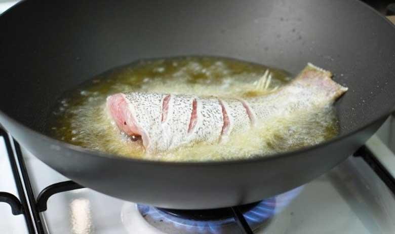 Cách chiên cá không dính chảo: Cho cá vào khi chảo thật nóng