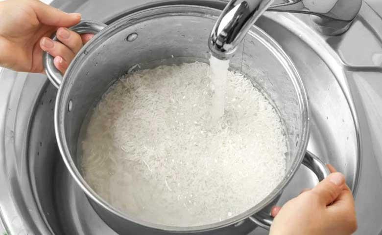 Mẹo vặt cách nấu cháo sánh đặc: Ngâm gạo trước khi nấu