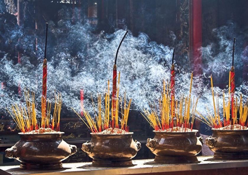 Người Việt hay đi lễ chùa vào sáng mùng 1 Tết để cầu bình an và sung túc cho năm mới.