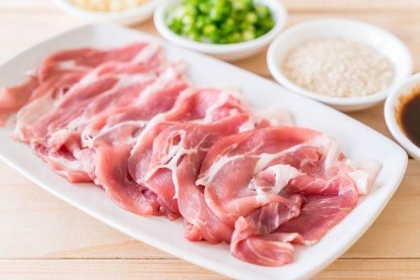 100g thịt lợn chứa bao nhiêu calo, protein?