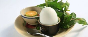 Ăn trứng vịt lộn xả xui được không? Mẹo giải đen đơn giản cho các chủ cửa hàng