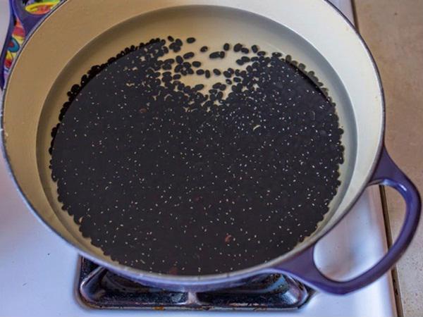 Cách nấu cháo đậu đen cho bé giúp thanh mát, giải nhiệt - 2