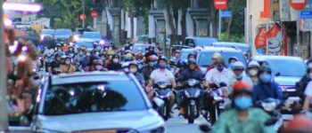 Đêm Giao thừa Nhâm Dần 2022: Người Sài Gòn dòng xe quay vội, 'còn sống, nuôi vợ con là mừng'